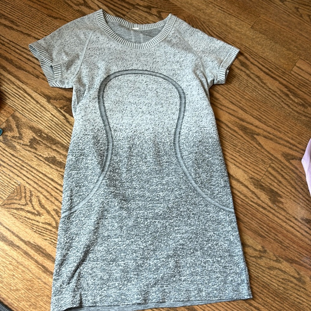 Lululemon grey ombré short sleeve size 4